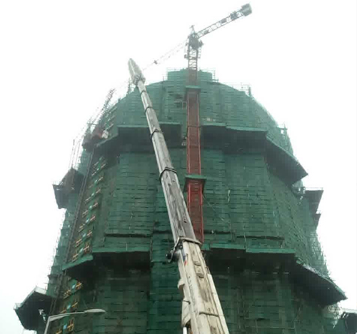 宏伟吊车在工地上作业